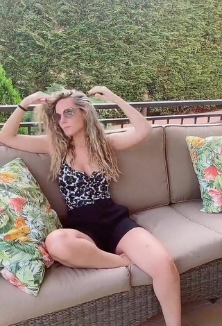 Edurne Garcia Almagro (@edurnity) #cleavage  #top  #shorts  #black shorts  #booty shaking  «He vueltoooooo!!!   ‍♀️...»