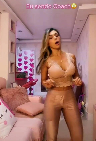 Elisa Ponte (@elisa_ponte) #cleavage  #big boobs  #crop top  #beige crop top  #pants  #beige pants  «Sem drama  Foi #memundocorderosa...»
