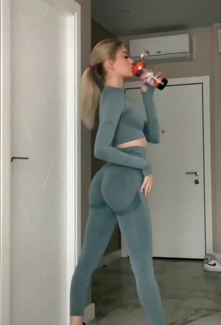 esmireal (@esmireal) #crop top  #grey crop top  #leggings  #grey leggings  #butt  «let me be your woman»