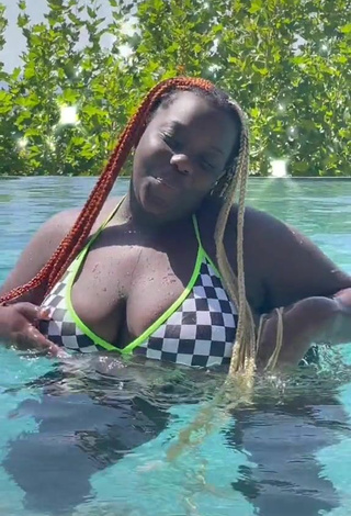 Estefaniaelisaa (@estefaniaelisa) #cleavage  #big boobs  #bouncing boobs  #swimming pool  #bikini top  «Einfach motomoto @how2shirli...»