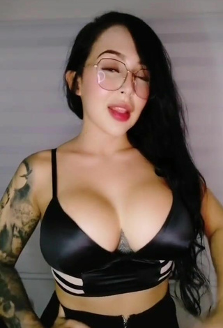 Eve Herrera (@eveherrerav) #cleavage  #crop top  #black crop top  #big boobs  #tattooed body  #bouncing boobs  «#foryou»