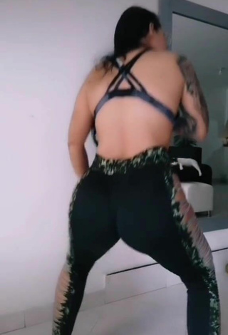 Eve Herrera (@eveherrerav) #booty shaking  #twerk  #tattooed body  #butt  #leggings 