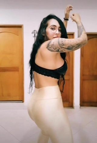 Eve Herrera (@eveherrerav) #tattooed body  #booty shaking  #leggings  #white leggings  #crop top  #black crop top 