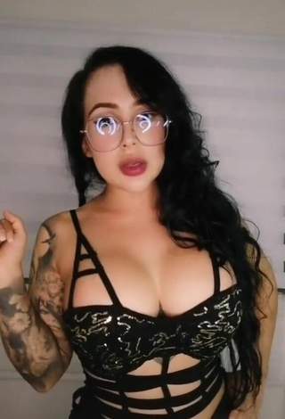 Eve Herrera (@eveherrerav) #tattooed body  #cleavage  #big boobs  #top  #black top  «#jeepeta #colombianas_oficial...»