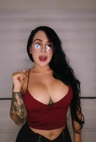 Eve Herrera (@eveherrerav) #cleavage  #big boobs  #crop top  #red crop top  #tattooed body 