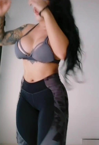 Eve Herrera (@eveherrerav) #cleavage  #sport bra  #grey sport bra  #big boobs  #booty shaking  #leggings  «Lo intente     #fyp #foryou»