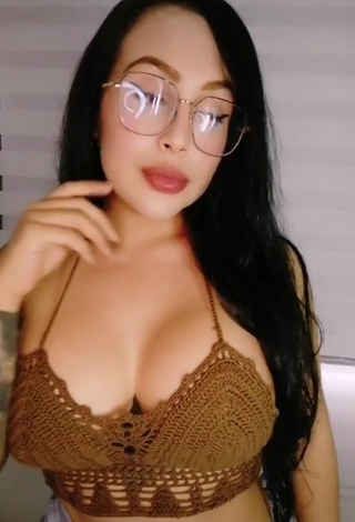 Eve Herrera (@eveherrerav) #cleavage  #big boobs  #crop top  #brown crop top  #sexy  «#fyp #parati»