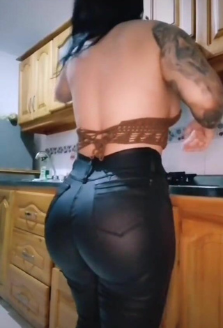 Eve Herrera (@eveherrerav) #tattooed body  #side boob  #butt  #pants  #leather pants  #crop top  #brown crop top  #booty shaking  «Uno muy #viral #colombiana...»