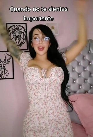 Eve Herrera (@eveherrerav) #tattooed body  #booty shaking  #cleavage  #big boobs  #sundress  #floral sundress  «Es solo #comedia    relax»