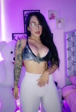 Eve Herrera (@eveherrerav) #cleavage  #big boobs  #sport bra  #big butt  #booty shaking  #leggings  #white leggings  #tattooed body  «#parati»
