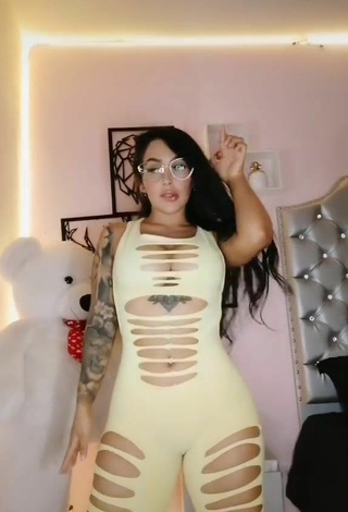 Eve Herrera (@eveherrerav) #sexy  #cleavage  #tattooed body  #butt  #big butt  #overall  #yellow overall  #booty shaking 