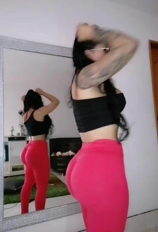 Eve Herrera (@eveherrerav) #tattooed body  #crop top  #black crop top  #big butt  #leggings  #red leggings  #cleavage  «El final  #comedia»
