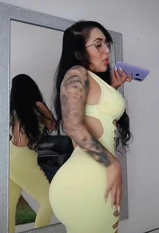 Eve Herrera (@eveherrerav) #tattooed body  #cleavage  #overall  #yellow overall  #big butt  «#comedy #viralvideo #eeuu...»