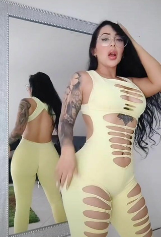 Eve Herrera (@eveherrerav) #tattooed body  #cleavage  #overall  #yellow overall  #twerk  #big butt  «#latinasbelike #viralvideo #tattoo»