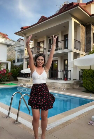 Gizemjelii (@gizemjelii) #swimming pool  #crop top  #white crop top  #skirt  #floral skirt  «Bugün yeni videolar çekelim ☺️Bu...»