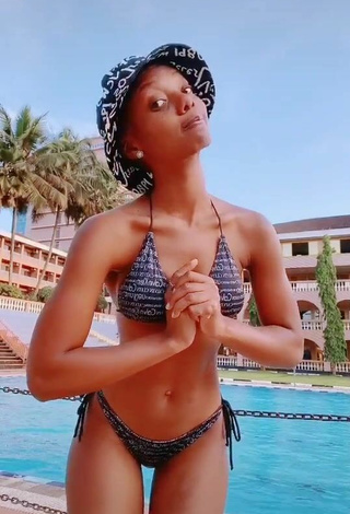 Vivian Gold Kaitetsi (@goldviv1) #swimming pool  #bikini  #sexy  «#fyp Good evening  ❤️»