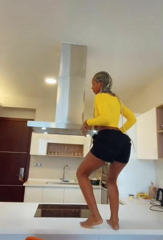 Vivian Gold Kaitetsi (@goldviv1) #twerk  #sexy  #big butt  #shorts  #black shorts 