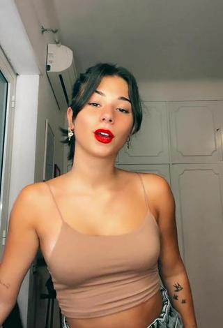 Jasmin Zangarelli (@iamzangare) #red lips  #crop top  #beige crop top  #bouncing boobs  «Lo rifarò meglio,ma neanche il...»