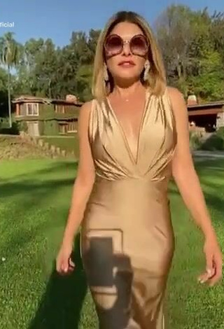 Tati Cantoral (@itaticantoral_oficial) #dress  #golden dress  «No todo sale bien !!...»