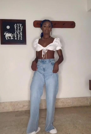 Oluwanifewa Agunbiade (@itsjustnifee) #crop top  #white crop top  #booty shaking  #pants  #jeans pants  «Me & my dead woo walk at 5am lol...»