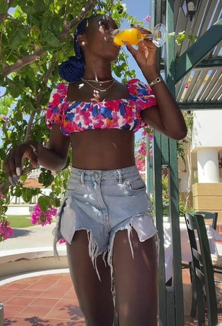 Oluwanifewa Agunbiade (@itsjustnifee) #crop top  #floral crop top  #booty shaking  #shorts  #jeans shorts  «Just Mimosa and vibessss!   #fyp...»