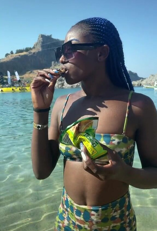 Oluwanifewa Agunbiade (@itsjustnifee) #sea  #bikini  #booty shaking 