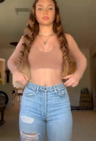 Itspeytonbabyy (@itspeytonbabyy) #crop top  #beige crop top  #booty shaking  #pants  #jeans pants  «she do be pale tho :( someone...»