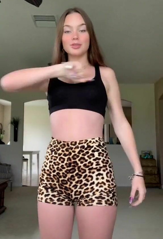 Itspeytonbabyy (@itspeytonbabyy) #sport bra  #black sport bra  #shorts  #leopard shorts  #booty shaking  «hey loves»