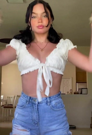 Itspeytonbabyy (@itspeytonbabyy) #crop top  #white crop top  #booty shaking  #shorts  #jeans shorts  «try this little simple dance...»