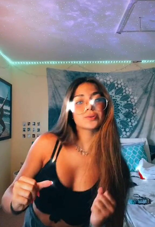 Alisa Kotlyarenko (@itzalisachka) #cleavage  #bouncing boobs  #crop top  #black crop top  #booty shaking  «say less @simplyrayneofficial»