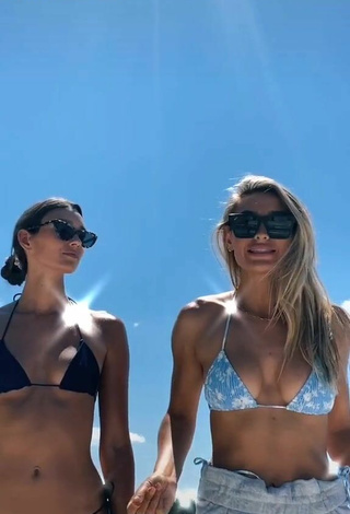 Jacqueline Fransway (@jacquelinefransway) #sexy  #bikini top  #cleavage  #bouncing boobs  #underboob  «Me trying to teach my sister...»