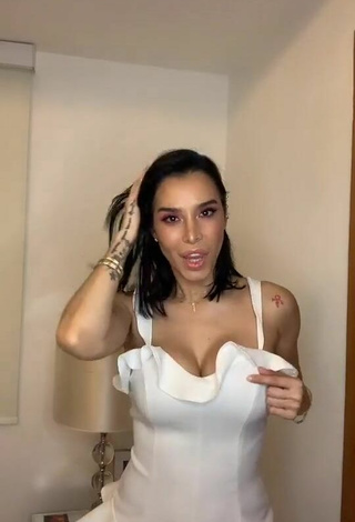 Jessi Pereira (@jessipereirag) #dress  #white dress  #booty shaking  #cleavage  «Le gusta su papada      #viral»