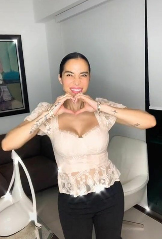 Jessi Pereira (@jessipereirag) #cleavage  #big boobs  #top  #beige top  «Mi caminata de hoy    #viral...»