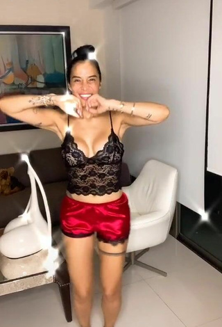 Jessi Pereira (@jessipereirag) #cleavage  #big boobs  #crop top  #lace crop top  #booty shaking  #shorts  #red shorts  #silk shorts  «Los amo feliz noche   #viral...»
