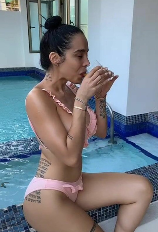 Jessi Pereira (@jessipereirag) #swimming pool  #bikini  #pink bikini  #cleavage  #side boob  #tattooed body  «Los amooooo ! Besos para ustedes...»