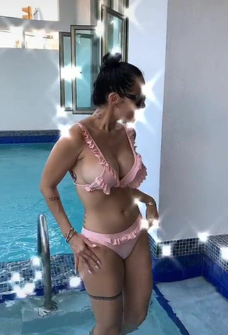 Jessi Pereira (@jessipereirag) #swimming pool  #side boob  #cleavage  #tattooed body  #bikini  #pink bikini  #big boobs  #booty shaking  «Domingoooo #fyp #foryoupage...»