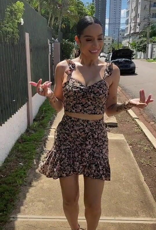 Jessi Pereira (@jessipereirag) #street  #crop top  #floral crop top  #skirt  #floral skirt  #cleavage  #booty shaking  «Así de alegre amanezco los lunes...»