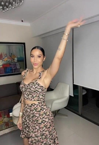 Jessi Pereira (@jessipereirag) #crop top  #floral crop top  #skirt  #floral skirt  #booty shaking  #cleavage  #side boob  #big boobs  «Los quiero      #fyp #foryoupage...»