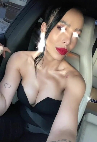 Jessi Pereira (@jessipereirag) #red lips  #cleavage  #big boobs  #car  «Ocio en un tapón ! Quien más...»