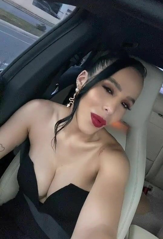 Jessi Pereira (@jessipereirag) #red lips  #cleavage  #big boobs  #car  «Te haz enamorado alguna vez? ❤️...»