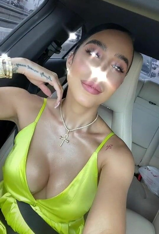 Jessi Pereira (@jessipereirag) #cleavage  #big boobs  #dress  #green dress  #car  #sexy  «Feliz viernes ! Los quiero   ❤️...»