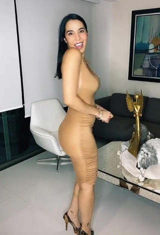 Jessi Pereira (@jessipereirag) #dress  #beige dress  #cleavage  #booty shaking  #butt  #bouncing boobs  «Llegando a casa y ustedes ? Los...»