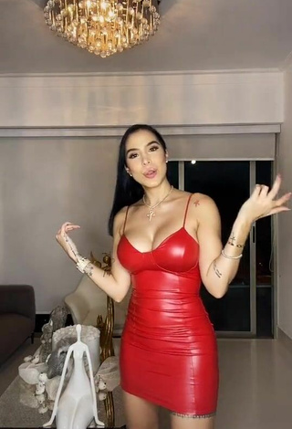 Jessi Pereira (@jessipereirag) #cleavage  #big boobs  #dress  #red dress  #leather dress  #sexy  «Ay amigos yo si lo tengo que...»