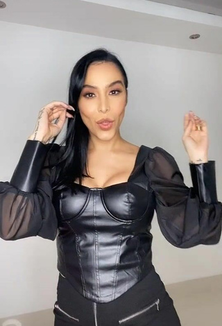 Jessi Pereira (@jessipereirag) #cleavage  #corset  #black corset  #leather corset  «Taggea a tu amiga puta !!!...»