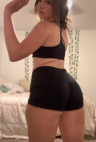 Jillian Fox (@jillianfoxx) #big butt  #twerk  #sport bra  #black sport bra  #shorts  #black shorts 