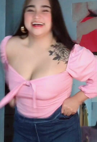 Joanne Duldulao (@joannemdm) #cleavage  #top  #pink top  #bouncing boobs 