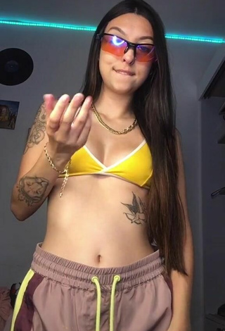 Julia Guerra (@juguerrao) #bikini top  #yellow bikini top  #cleavage  «vou ter que te empurrar akakakaka»