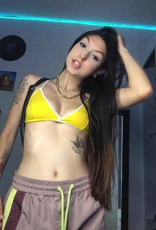 Julia Guerra (@juguerrao) #bikini top  #yellow bikini top  #cleavage  «nao paro de espirrar então tá...»