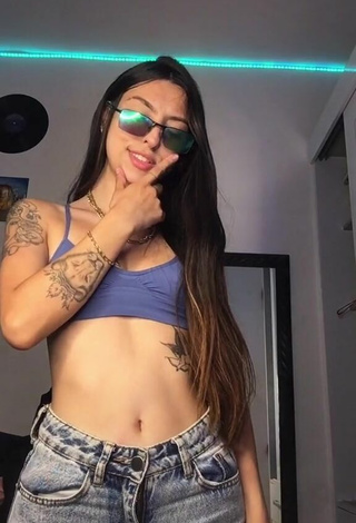 Julia Guerra (@juguerrao) #sport bra  #blue sport bra  #cleavage  #booty shaking  «olha o flashhhh»