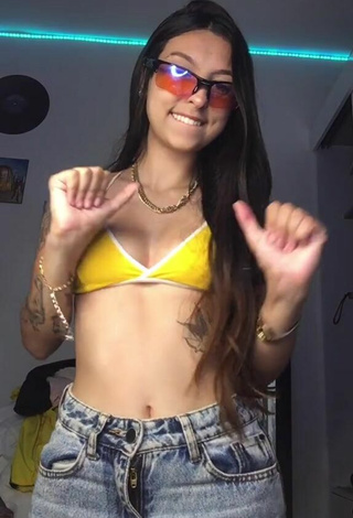 Julia Guerra (@juguerrao) #sport bra  #yellow sport bra  #cleavage  #bouncing boobs  «sexta meu celular fica sem sinal bb»